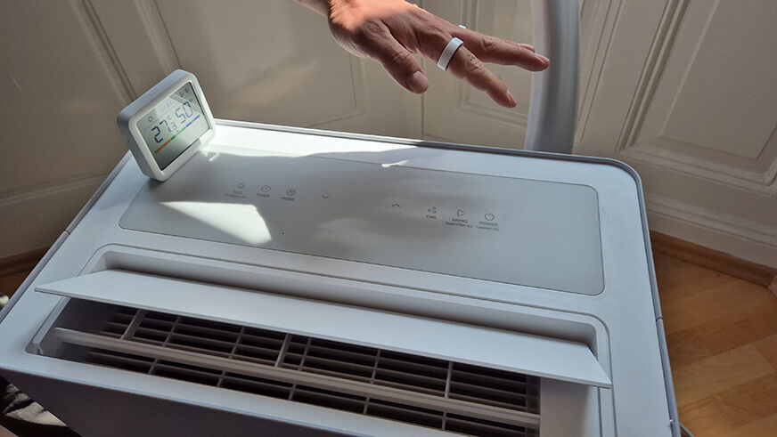 Midea PortaSplit Klimaanlage im Kühltest, Thermometer zeigt sinkende Raumtemperatur